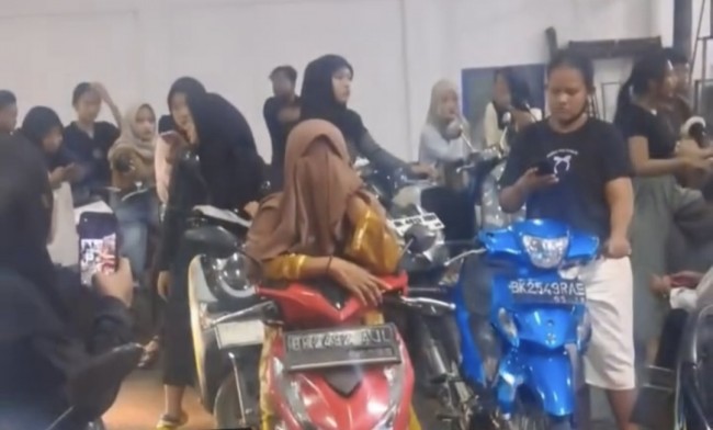 Seorang ibu mengusap air matanya saat tak mendapatkan BBM. (Foto: @ferribassbetot)