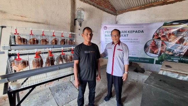 Foto bersama tim Dosen Unitri bersama peternak ayam petelur di Desa Jedong, Kecamatan Wagir, Kabupaten Malang. (Foto: istimewa)