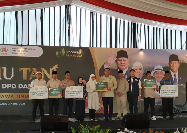 Penyerahan alsintan secara simbolis.