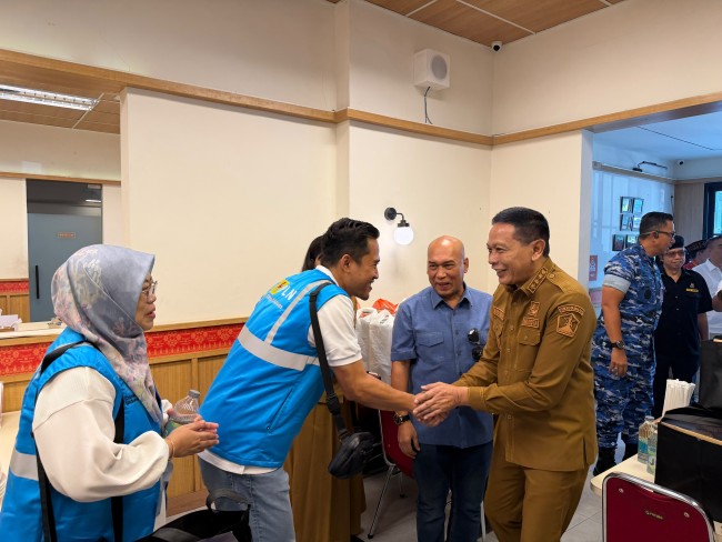Momen Manager PLN UP3 Malang, Sendy Rudianto bersalaman dengan Wali Kota Malang Wahyu Hidayat. (Foto: istimewa)