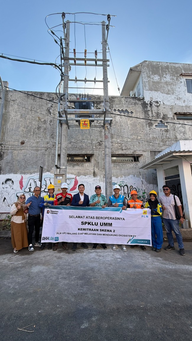 Foto bersama PT PLN (Persero) UP3 Malang bersama PLN ICON+ meresmikan pengoperasian Stasiun Pengisian Kendaraan Listrik Umum (SPKLU) di Universitas Muhammadiyah Malang (UMM). (Foto: istimewa)