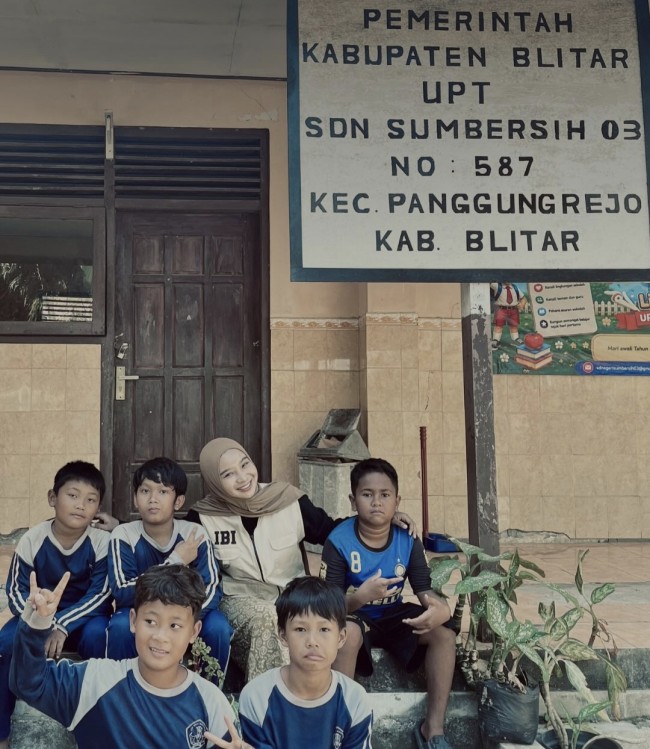 Momen konten kreator Mahira bersama dengan para siswa di SD Kabupaten Blitar. (Foto: Instagram)