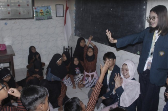 Suasana kegiatan edukatif, mulai dari membuat kerajinan berbahan limbah plastik hingga belajar literasi digital dan kesantunan berbahasa. (Foto: istimewa)