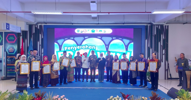 Penyerahan piagam penghargaan.