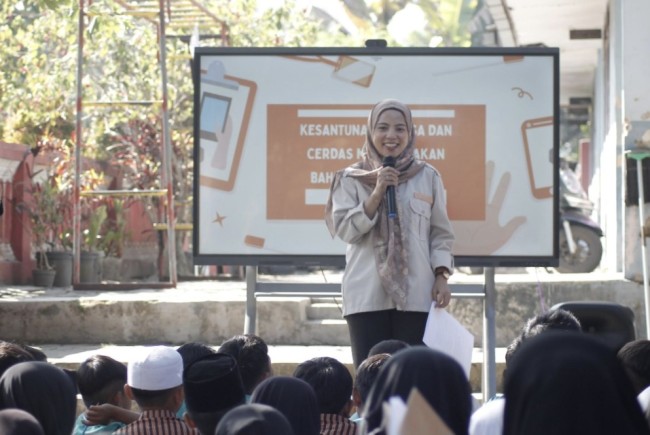 Paparan dosen dalam kegiatan edukatif, mulai dari membuat kerajinan berbahan limbah plastik hingga belajar literasi digital dan kesantunan berbahasa. (Foto: istimewa)