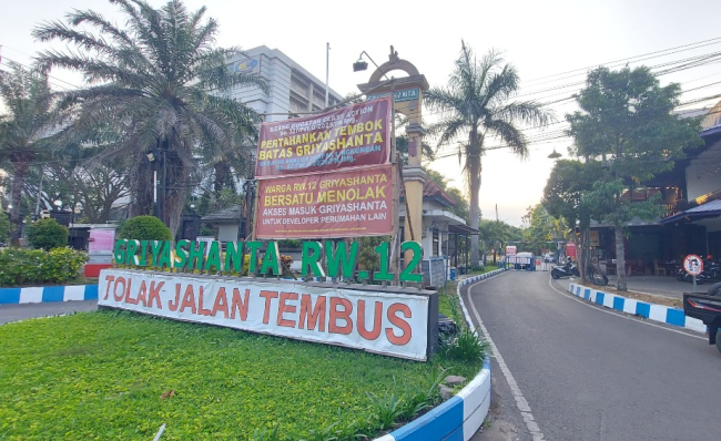 Portal jalan masih tertutup rapat.
