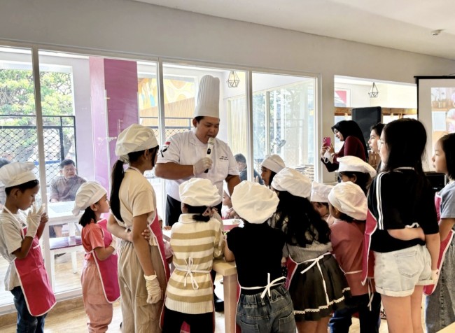 Momen Chef menjelaskan kepada anak-anak. (Foto: istimewa)
