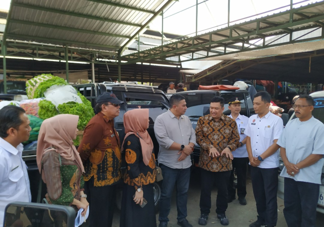 Sekretaris Daerah Kabupaten Malang Budiar saat melakukan sidak ke Pasar Karangploso.