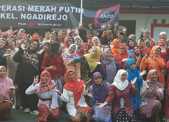 Warga usai upacara Kemerdekaan RI.