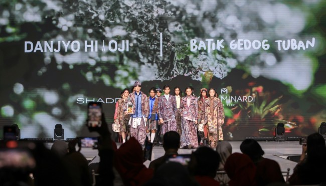 Produk UMKM yang diparadekan oleh para model di panggung KKI. (Foto: istimewa)