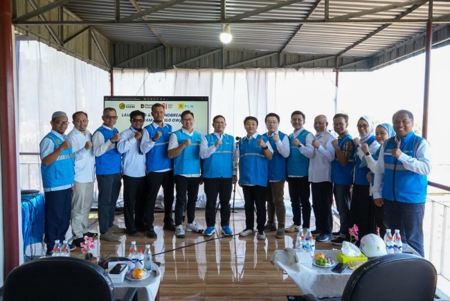 Foto bersama Senior Manager Niaga dan Manajemen Pelanggan PLN UID Jawa Timur Andre P. R. Lengkong, Senior Manager Keuangan PLN UID Jawa Timur Ema May Rizal dan Manager PLN UP3 Malang Sendy Rudianto. (Foto: istimewa)