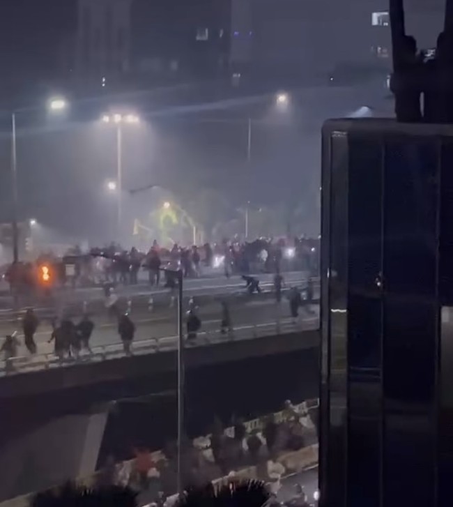 Suasana demo yang mencekam pada 27 Agustus malam. (Foto: Threads)