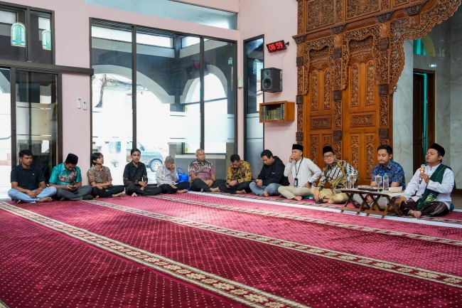 Peringatan Maulid Nabi Muhammad oleh PLN UP3 Malang dengan berbagi kebahagiaan bersama masyarakat yang kurang mampu. (Foto istimewa)