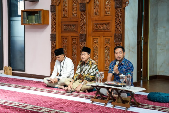 Peringatan Maulid Nabi Muhammad oleh PLN UP3 Malang dengan berbagi kebahagiaan bersama masyarakat yang kurang mampu. (Foto istimewa)
