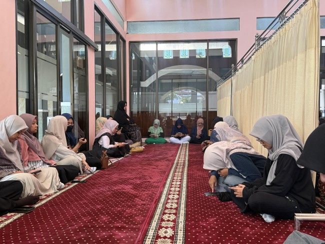 Peringatan Maulid Nabi Muhammad oleh PLN UP3 Malang dengan berbagi kebahagiaan bersama masyarakat yang kurang mampu. (Foto istimewa)